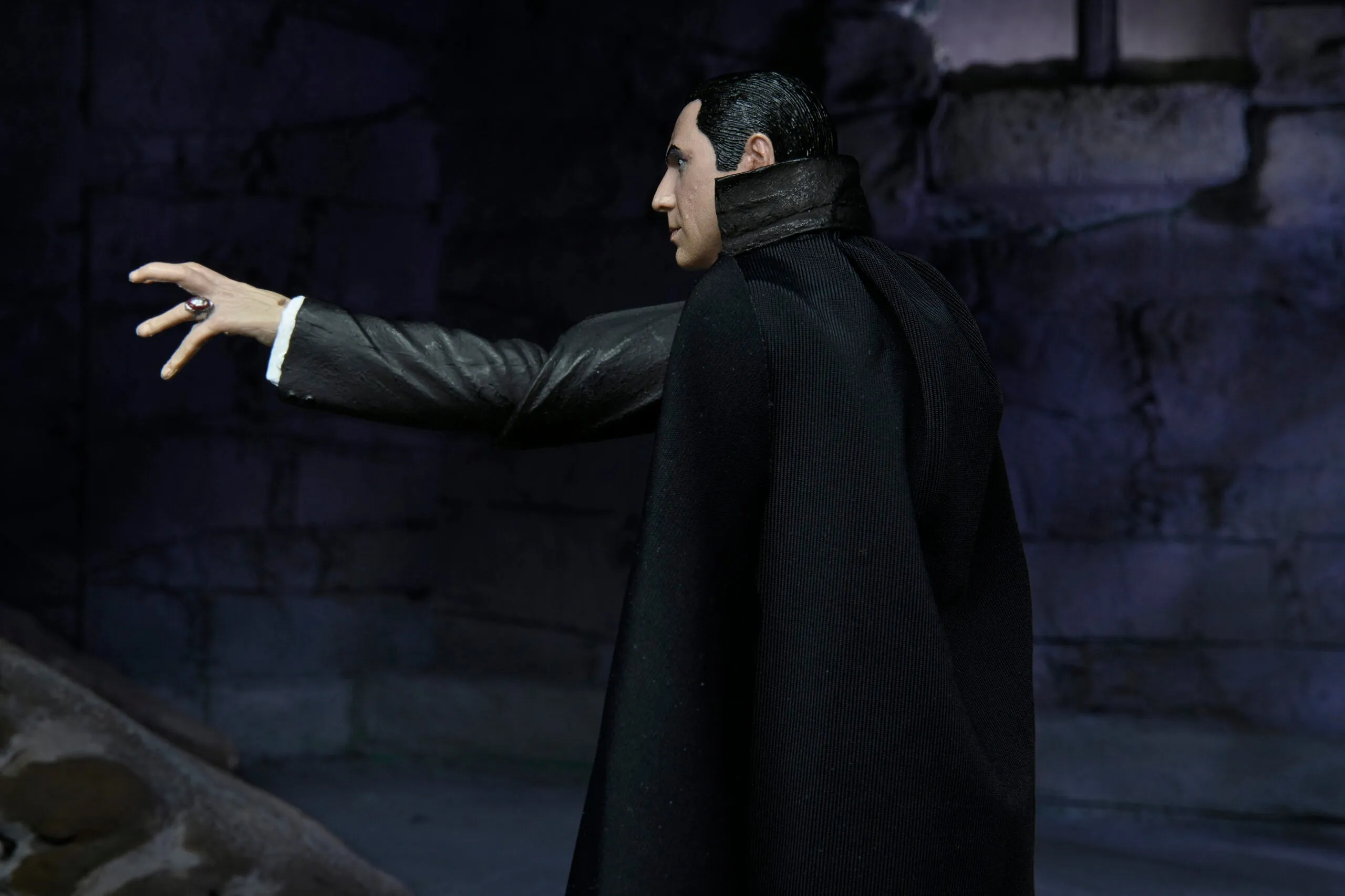 Universal Monsters Ultimate Dracula (Transylvania)  7" Scale Action Figure