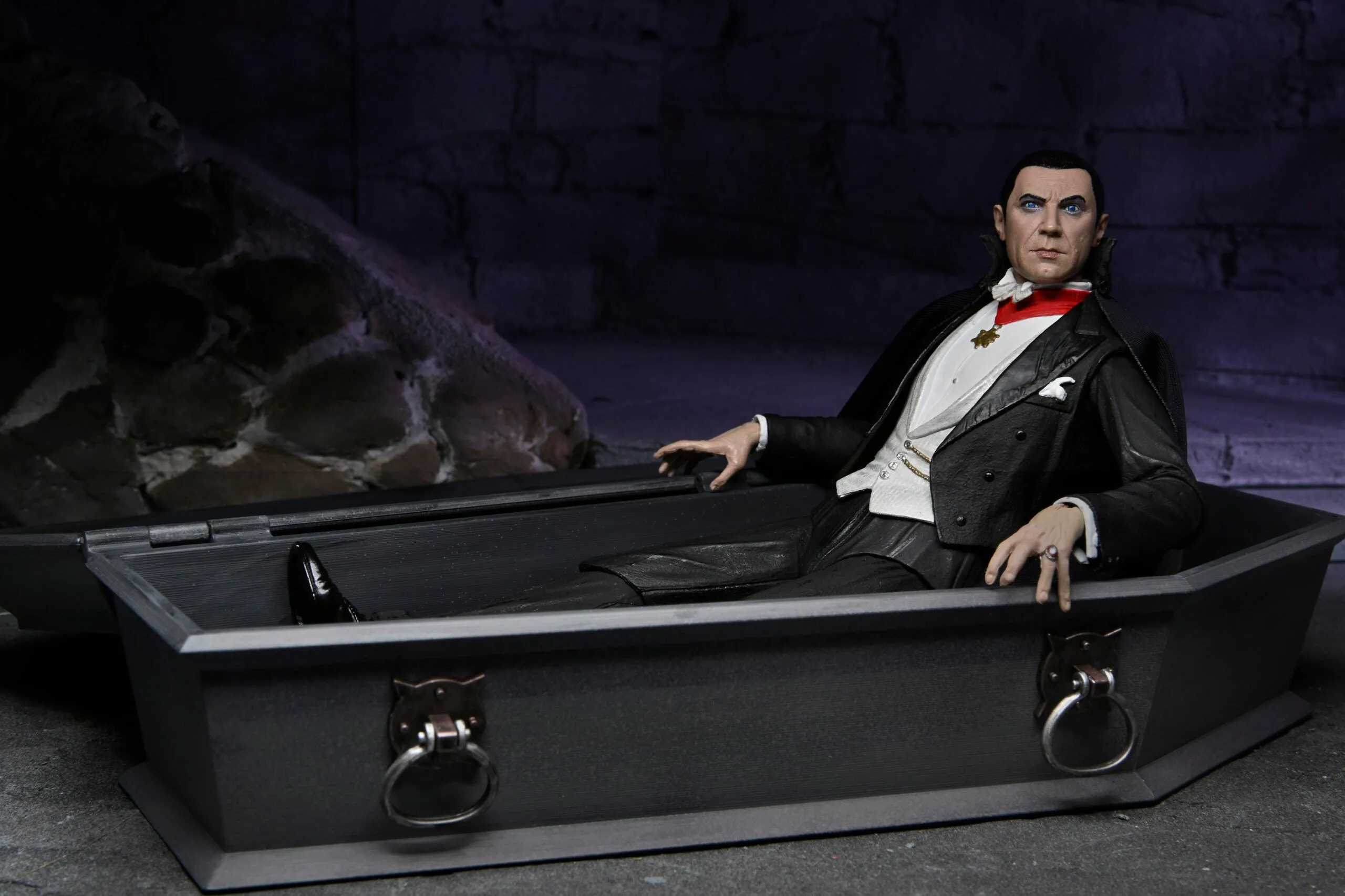 Universal Monsters Ultimate Dracula (Transylvania)  7" Scale Action Figure