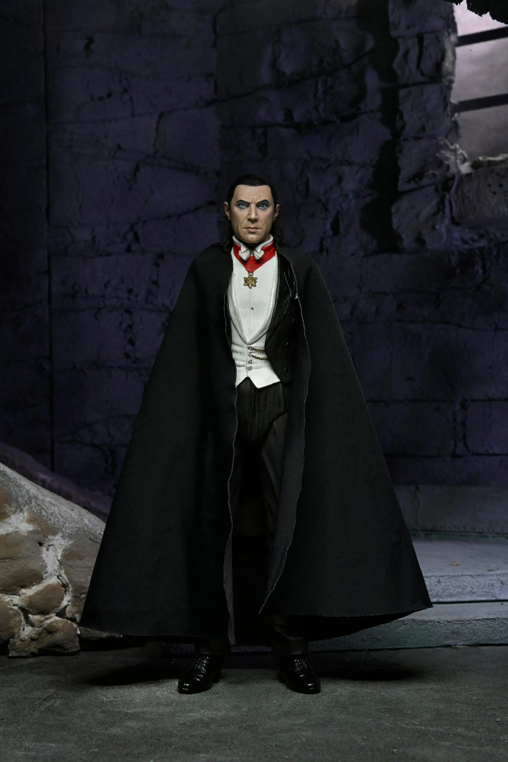 Universal Monsters Ultimate Dracula (Transylvania)  7" Scale Action Figure